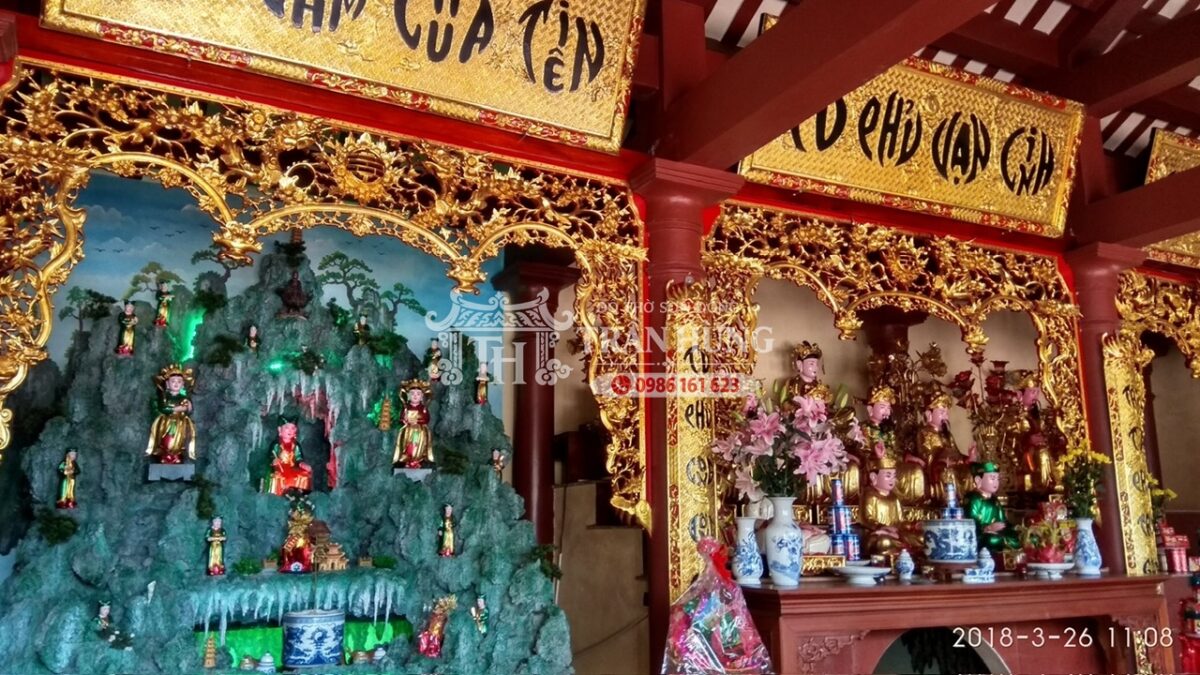 Nền son và các chi tiết vàng tạo sự đồng bộ cho hệ thống đồ thờ.