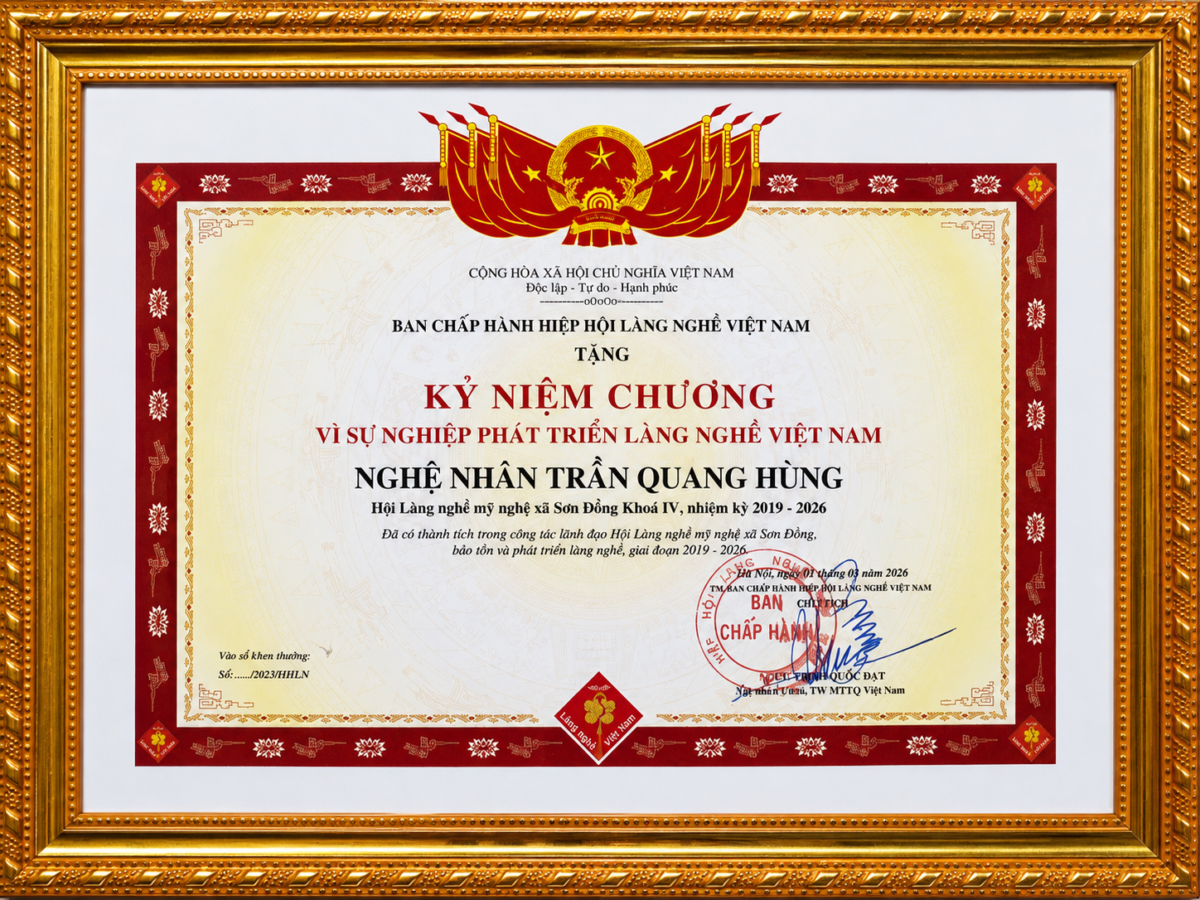 Kỷ niệm chương Vì sự nghiệp phát triển Làng nghề Việt Nam là sự ghi nhận đối với những đóng góp của Nghệ nhân Trần Quang Hùng trong việc gìn giữ, bảo tồn và phát triển nghề mỹ nghệ truyền thống Sơn Đồng.