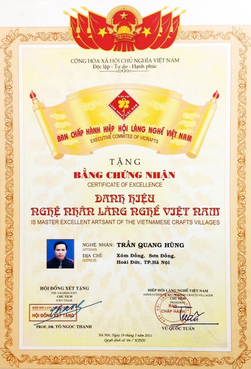 Bằng chứng nhận danh hiệu Nghệ nhân Làng nghề Việt Nam của Nghệ nhân Trần Quang Hùng.