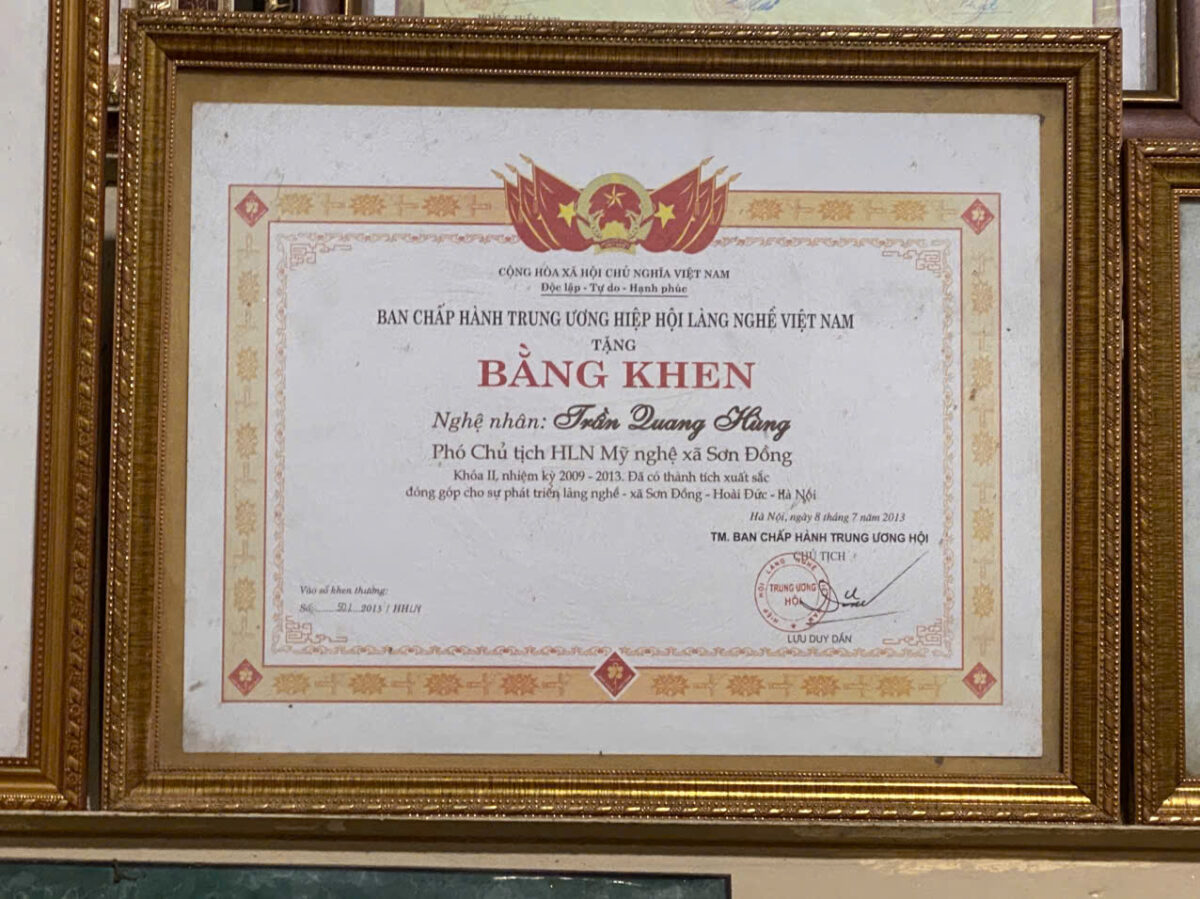 Bằng khen ghi nhận Nghệ nhân Trần Quang Hùng, Phó Chủ tịch Hội Làng nghề Mỹ nghệ xã Sơn Đồng khóa II, nhiệm kỳ 2009–2013.