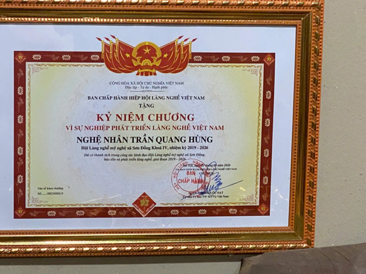 Nghệ nhân Trần Quang Hùng nhận Kỷ niệm chương Vì sự nghiệp phát triển Làng nghề Việt Nam.