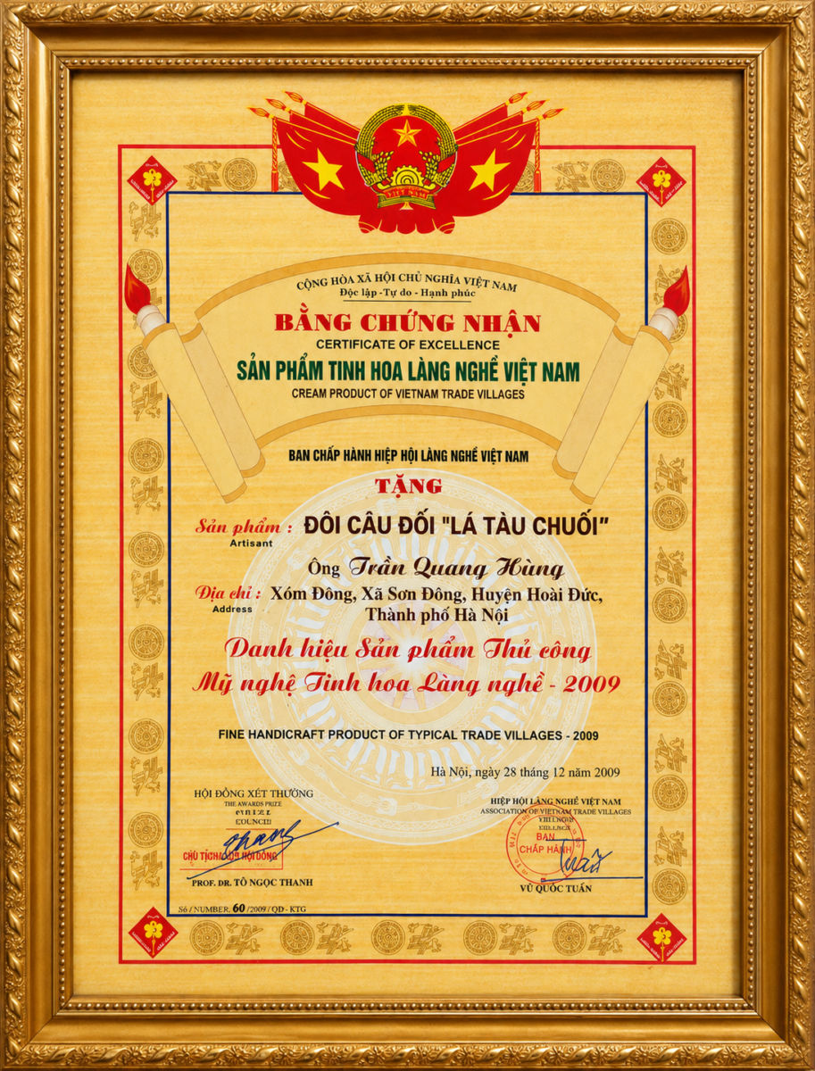 Sản phẩm Đôi câu đối “Lá Tàu Chuối” của ông Trần Quang Hùng – Sản phẩm Thủ công Mỹ nghệ Tinh hoa Làng nghề năm 2009.