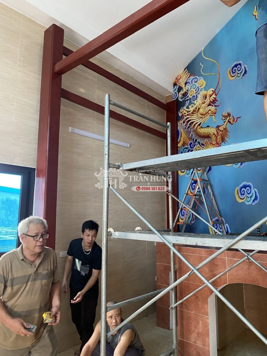 Công Trình Gian Thờ Tam Phủ Tứ Phủ Nhà Hiện Đại Long Biên | Trần Hùng 2 Nghệ nhân Trần Quang Hùng trực tiếp tại công trình gian thờ được định hình rõ ràng bằng hệ gỗ.