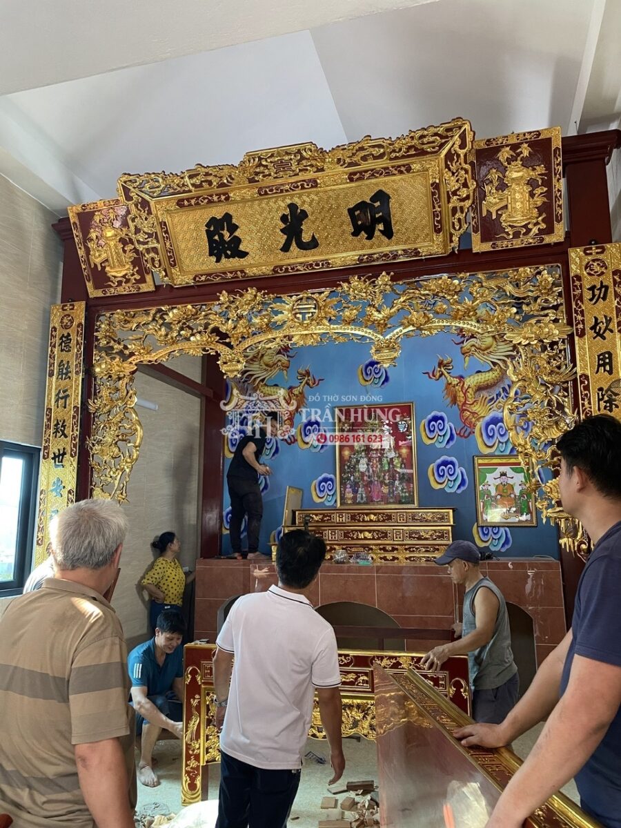 Công Trình Gian Thờ Tam Phủ Tứ Phủ Nhà Hiện Đại Long Biên | Trần Hùng 4 Hoành phi được thu tỷ lệ và kết hợp hai tấm tranh bên cạnh để phù hợp chiều cao phòng thờ.