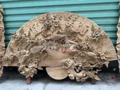 Quạt gỗ ở giữa phối cùng đôi câu đối cảnh hai bên