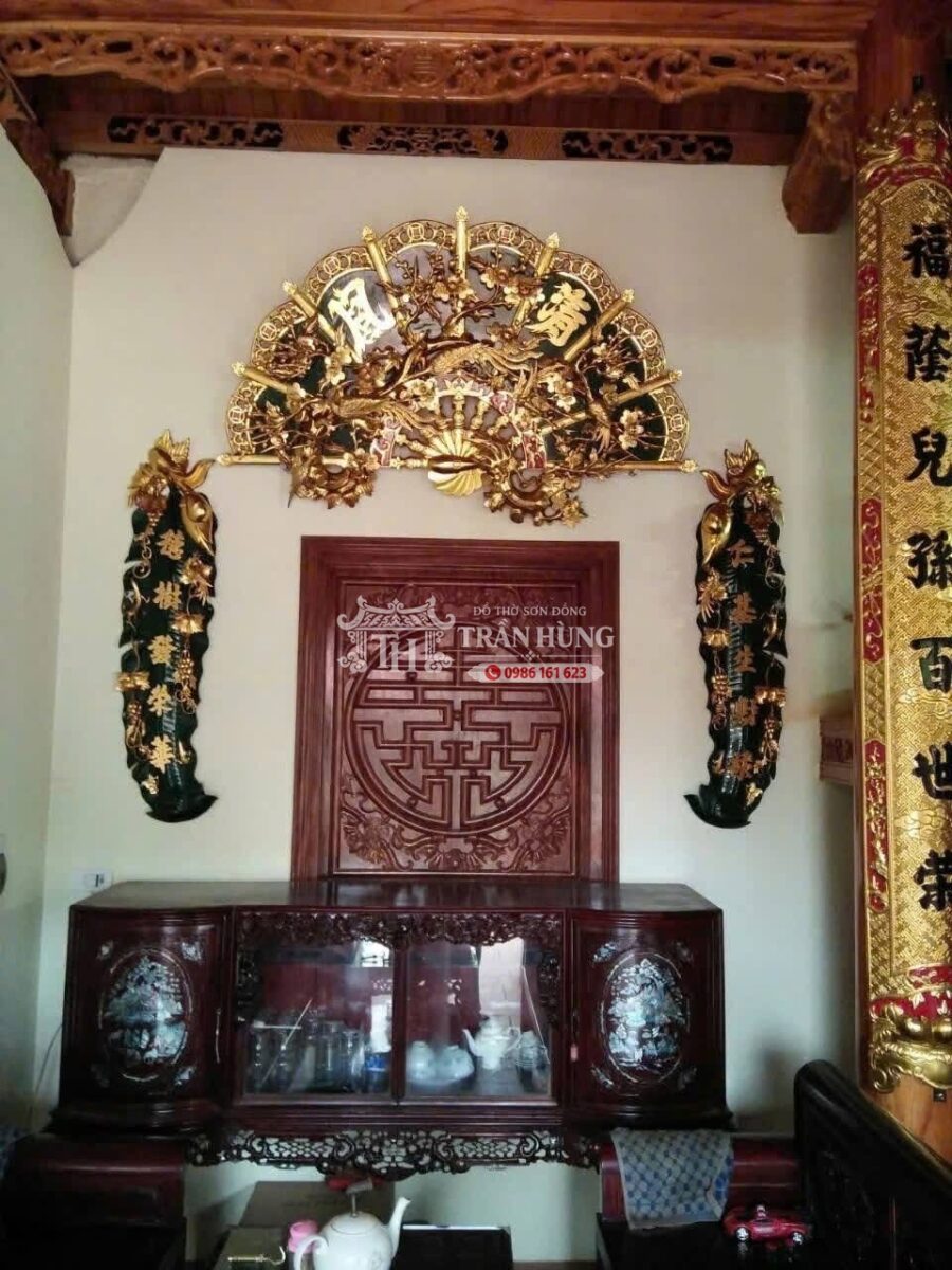 Gian bên của nhà 3 gian treo bức tranh quạt gỗ
