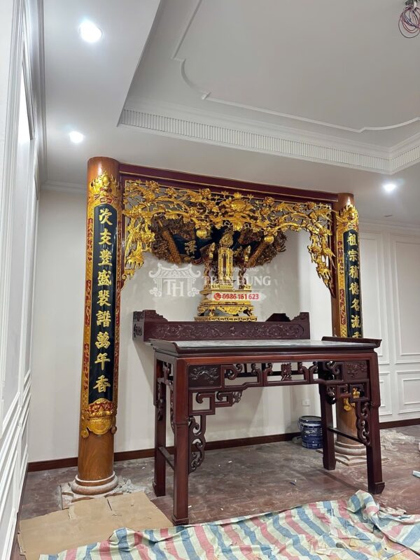 Với kết cấu cột giả tạo không gian thờ truyền thống trong nhà hiện đại
