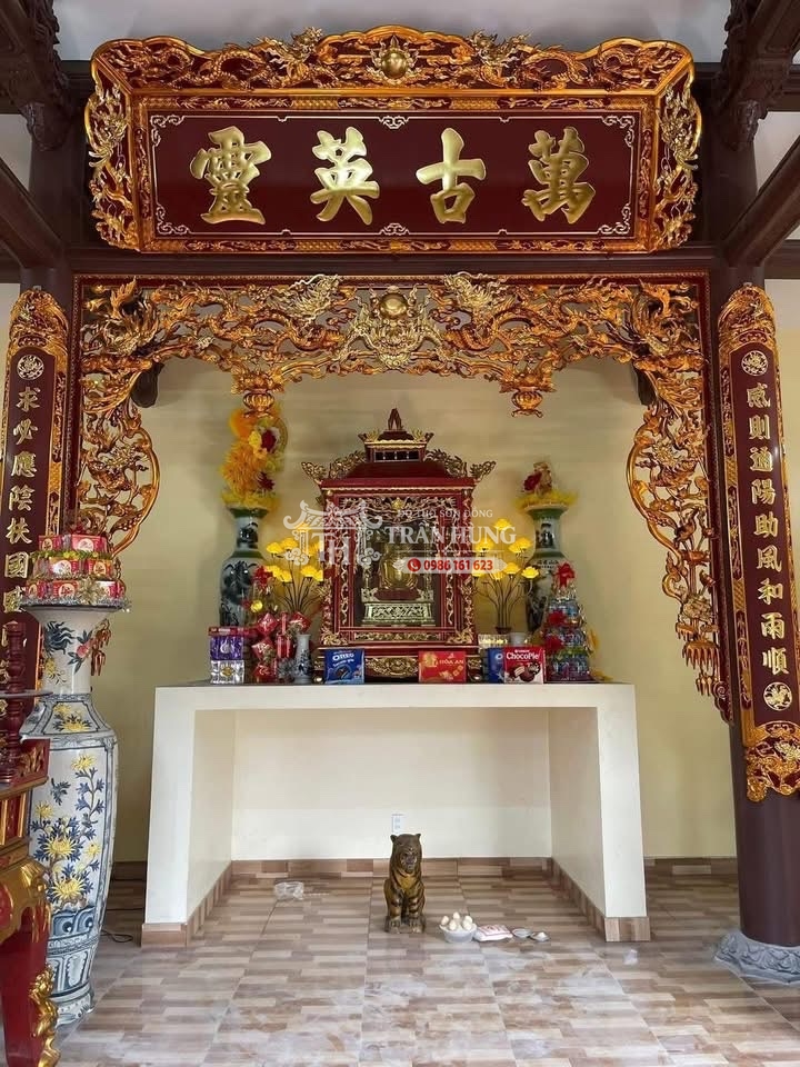Dát Vàng Toàn Bộ Hay Dát Vàng Điểm? Nên Chọn Cách Nào? 3 Bộ đồ thờ hoành phi câu đối và cửa võng thếp điểm vàng
