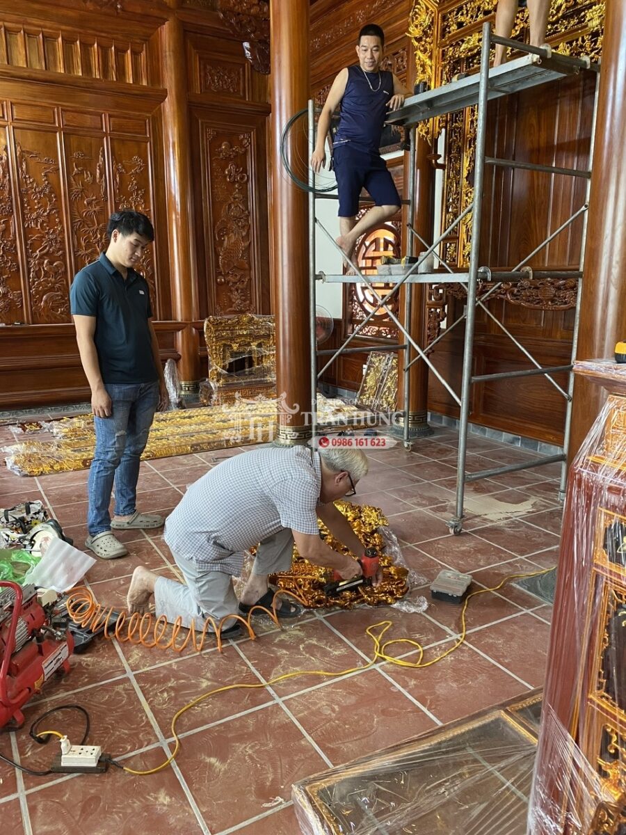 Nghệ nhân Trần Quang Hùng Trực tiếp sử lý các chi tiết kỹ thuật khó và truyền thụ các "mẹo" nghề cho đội thợ trẻ