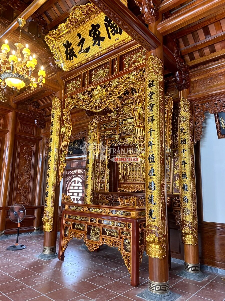 Nếp nhà 3 gian gỗ lim sau khi lắp đồ thờ