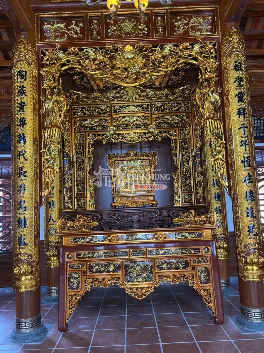 Bàn thờ Ô xa với các hoa văn đục kênh bong và sơn phủ hoàn thiện với các ô làm điểm nhấn