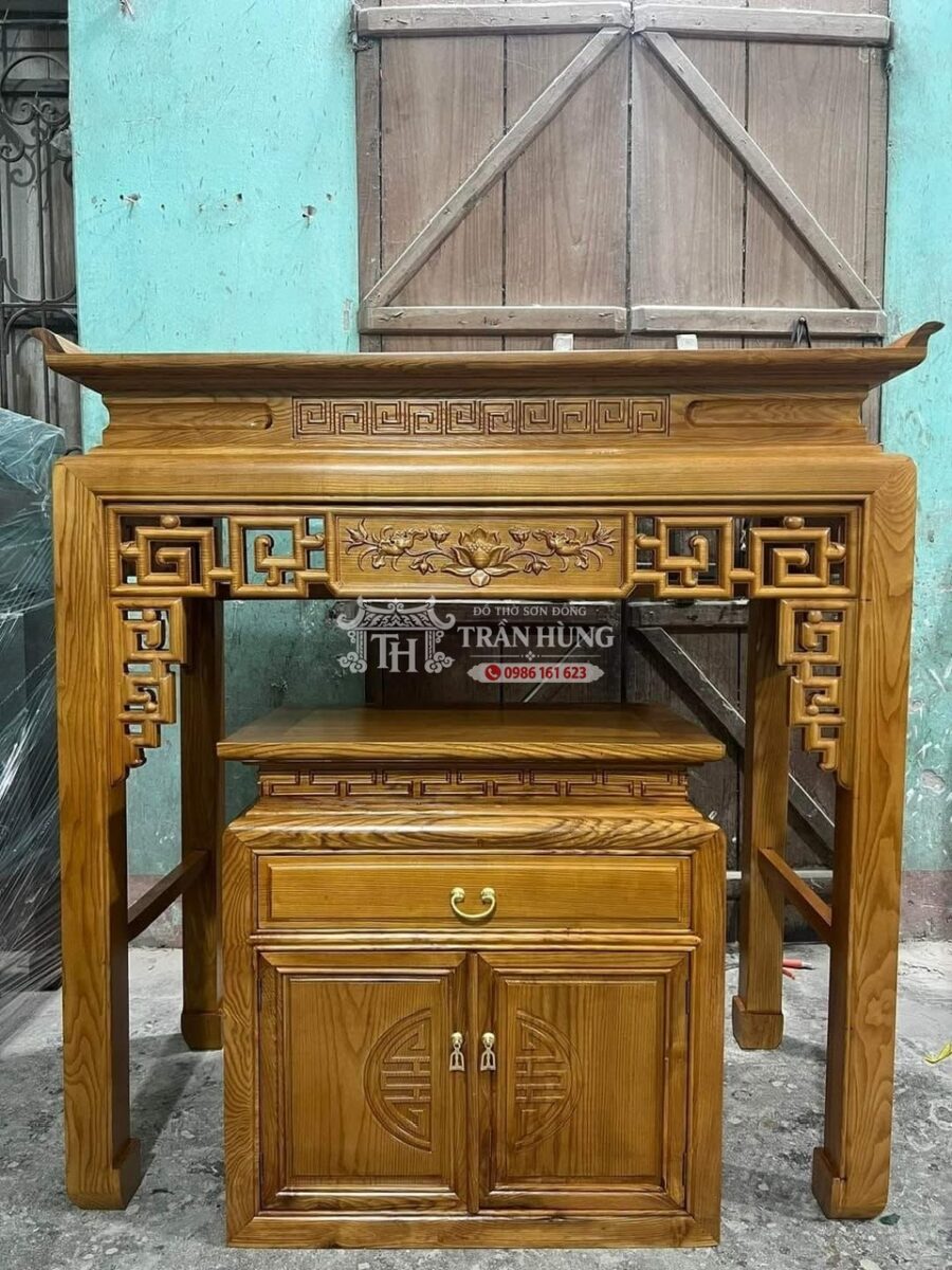 Mẫu bàn thờ chung cư nhỏ với hoa văn triện và hoa sen