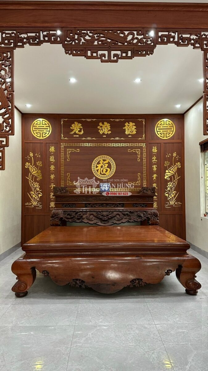 Cửa võng dạng triện kết hợp hệ vách gỗ gian thờ hiện đại