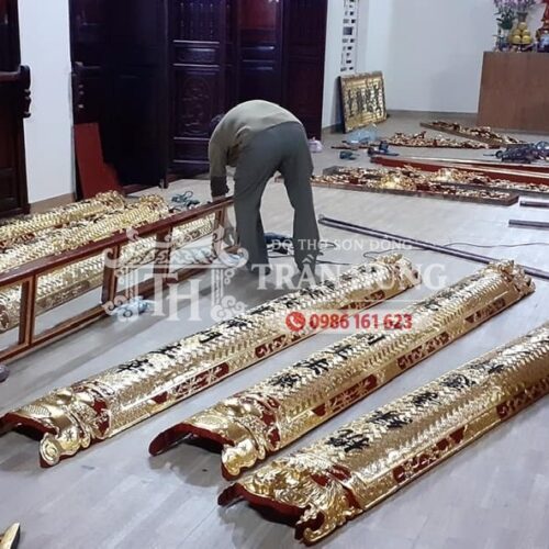 Nghệ nhân Trần Quang Hùng đang kiểm tra mặt kính của hạ xà gian giữa