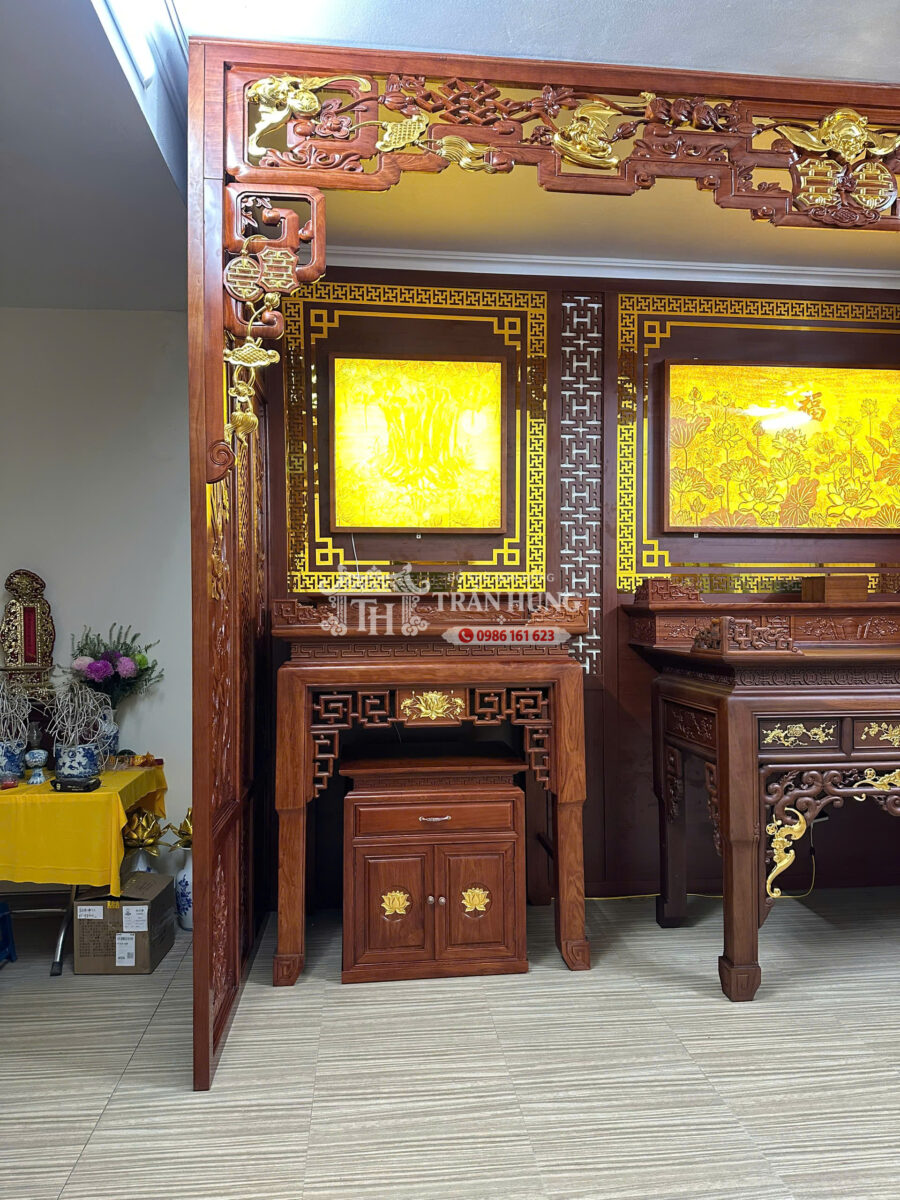 Gian Thờ Phòng Khách Long Biên – Gian Thờ Gỗ Thờ Phật Và Gia Tiên 6 Bàn thờ Phật chạm hoa sen thếp vàng và triện thủng, được thiết kế cao hơn bàn thờ gia tiên.