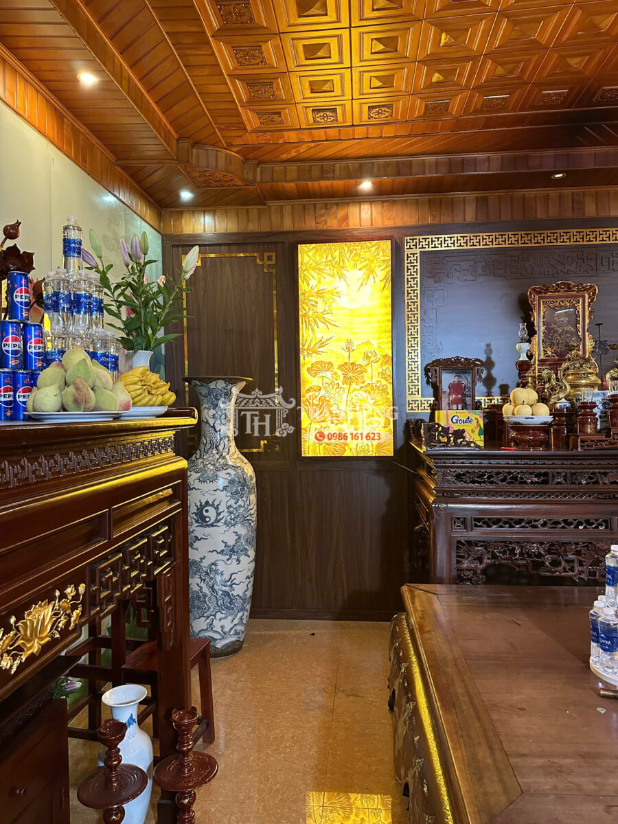 Thiết Kế Vách Gỗ Phòng Thờ 5 Ô Tại Hà Nội – Công Trình Thực Tế 6 Tranh Trúc Chỉ kết hợp ánh sáng vàng nhẹ tạo điểm nhấn hai bên bàn thờ.