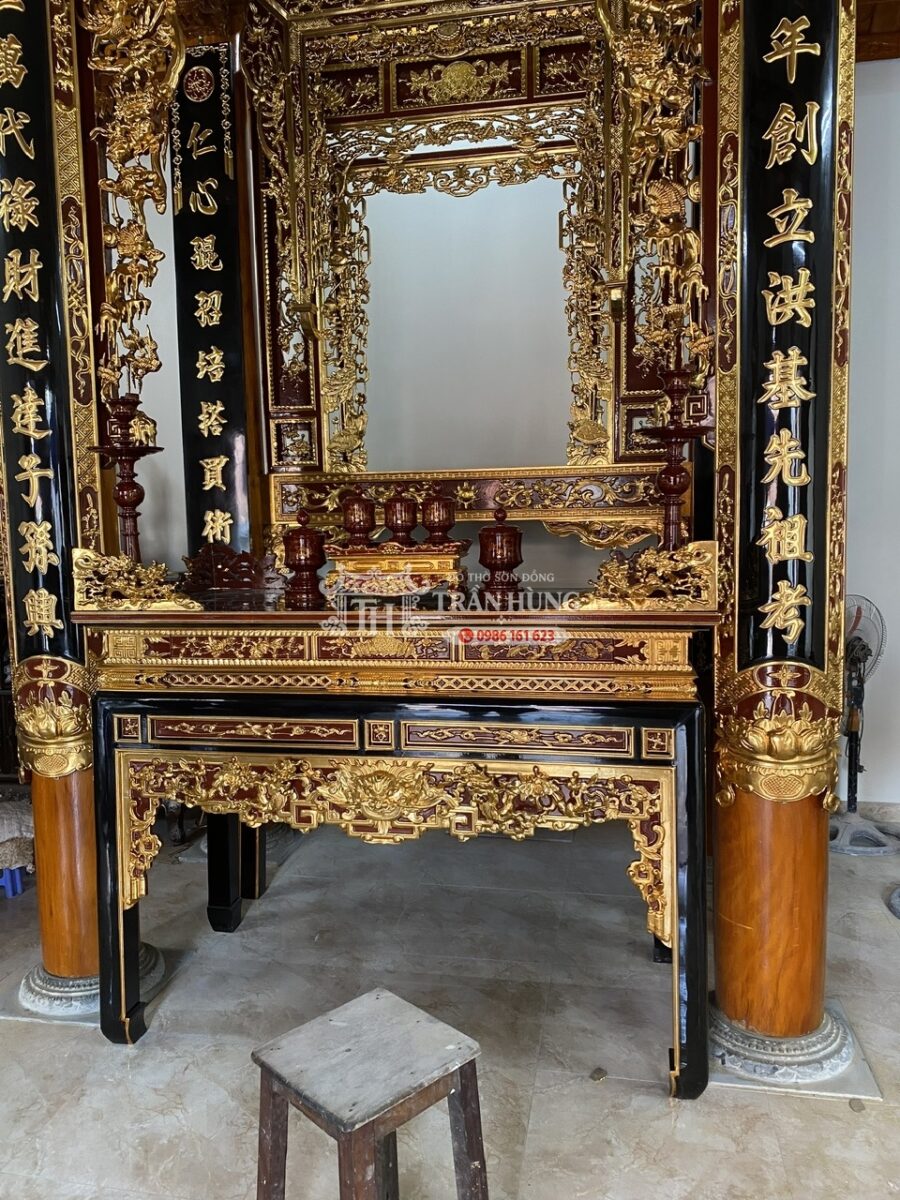 Án gian thờ được đặt tại trục chính của gian giữa