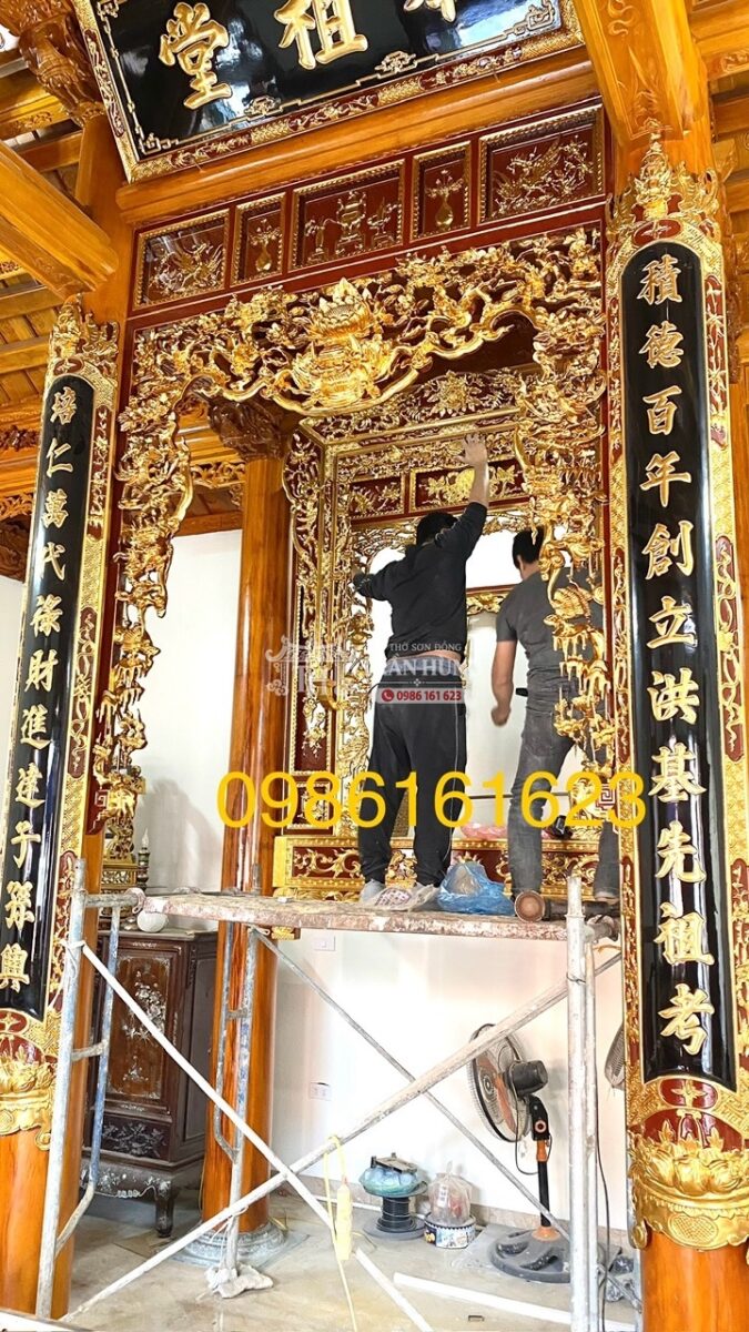 Cửa võng Mai hóa Rồng bố trí phía dưới hạ xà của gian giữa