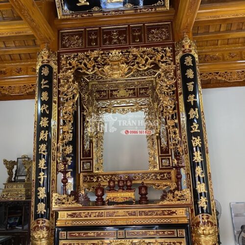 Không gian nhà gỗ 3 gian với bộ đồ thờ được bố trí tại gian giữa