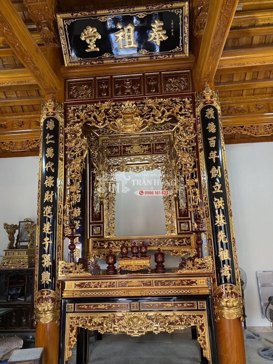Không gian nhà gỗ 3 gian với bộ đồ thờ được bố trí tại gian giữa