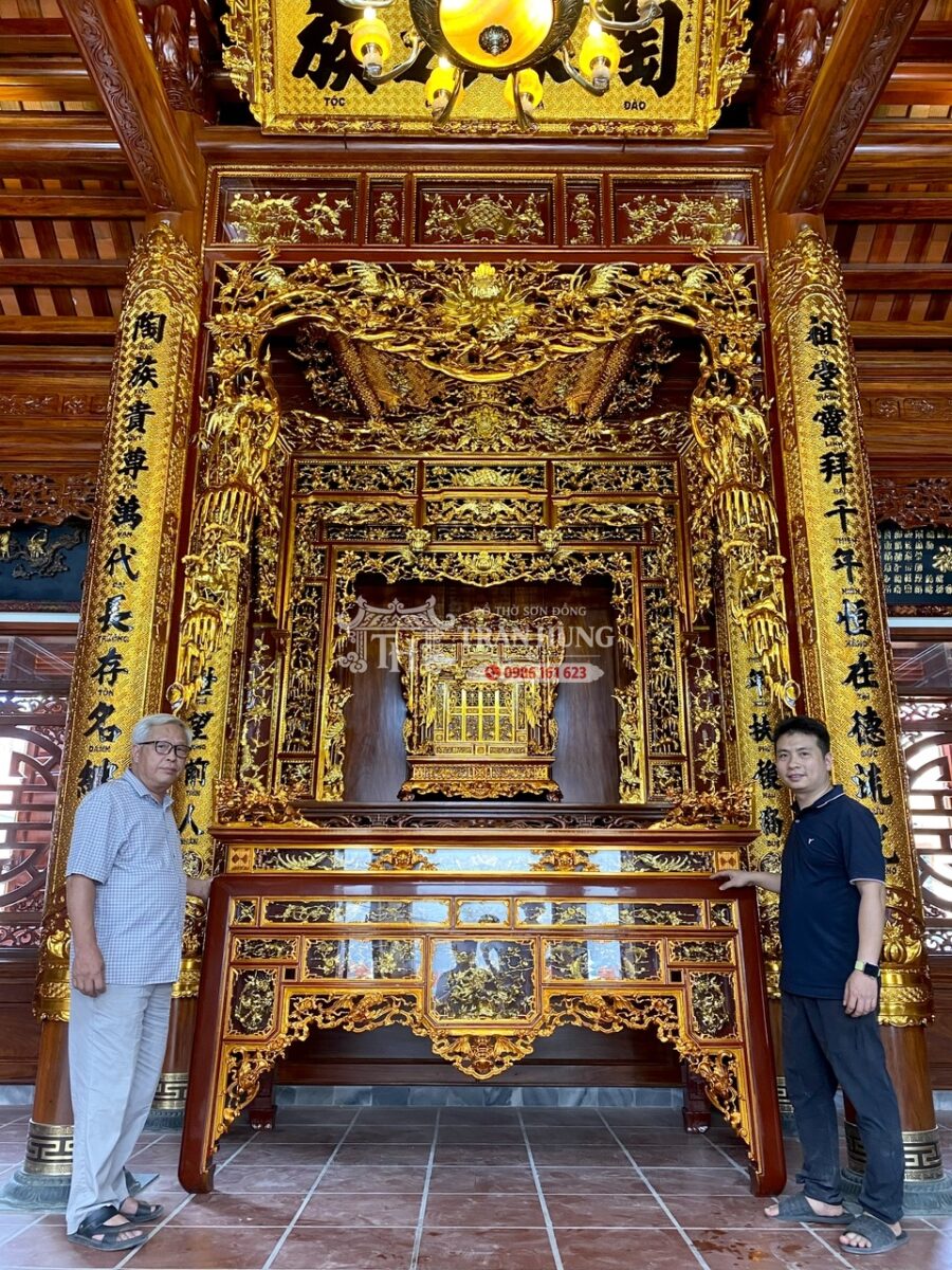 gian thờ nhà gỗ lim 3 gian sau khi hoàn thành lắp đặt với sự tham gia của 2 cha con nghệ nhân Trần Quang Hùng và con trai Trần Quang Hưng