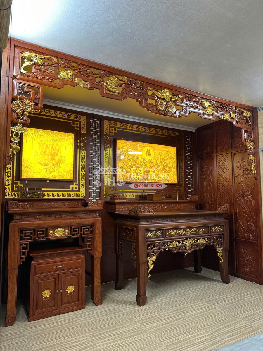 Gian Thờ Phòng Khách Long Biên – Gian Thờ Gỗ Thờ Phật Và Gia Tiên 4 Vách hai bên và cửa võng tạo ranh giới cho gian thờ bên trong phòng khách.