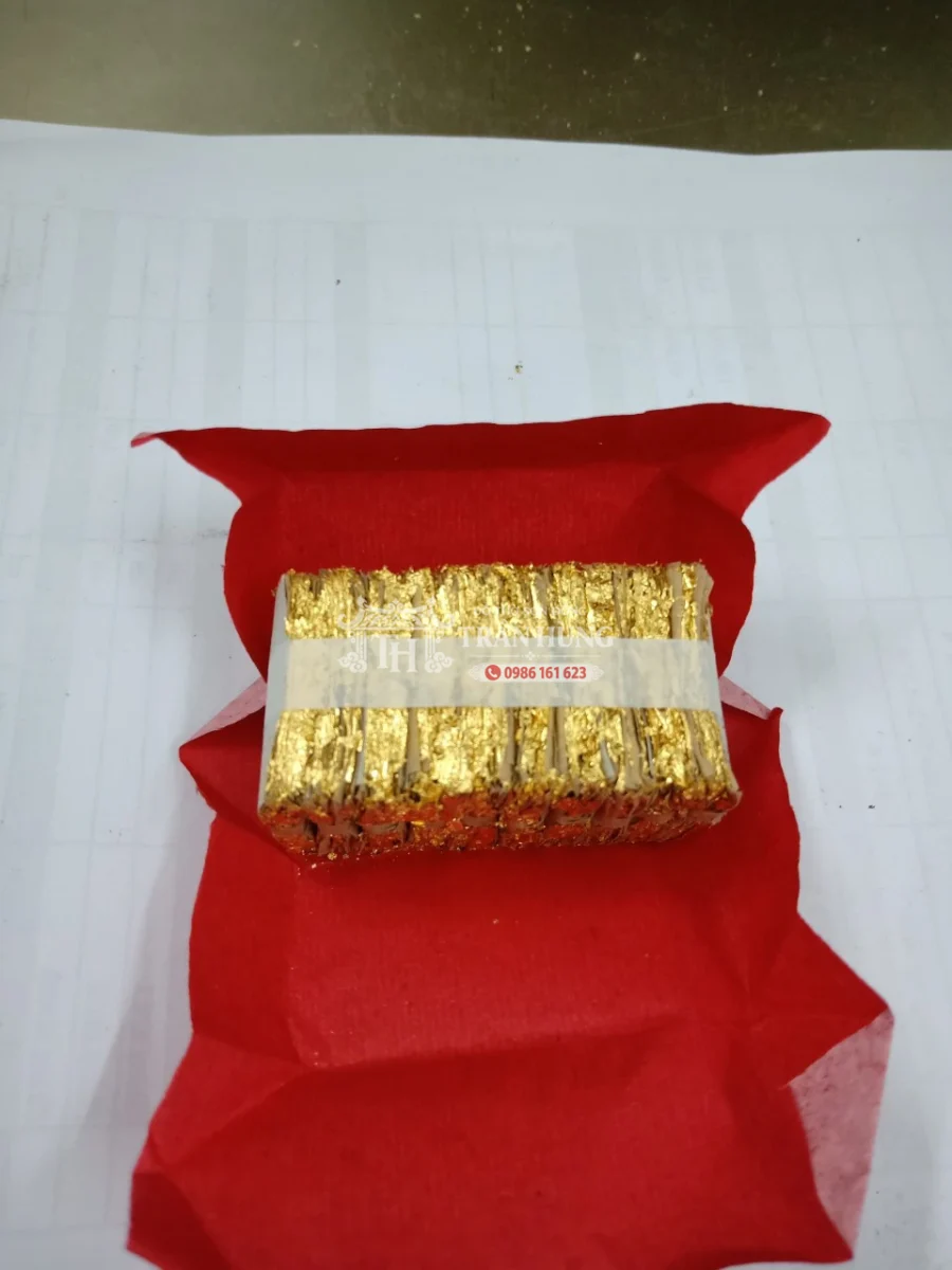 Vàng quỳ lá nhỏ giấy đỏ kiêu kỵ