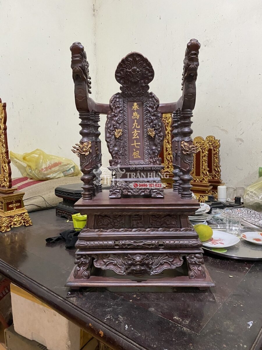 Bộ ngai cao 81cm và bài vị Mai cao 47cm được tính kích thước đồng bộ cho bàn thờ tư gia.