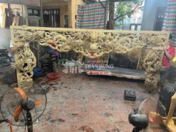 Cửa võng Cửu Long Tranh Châu chạm kênh bong, tạo hình chín rồng vờn quanh viên châu