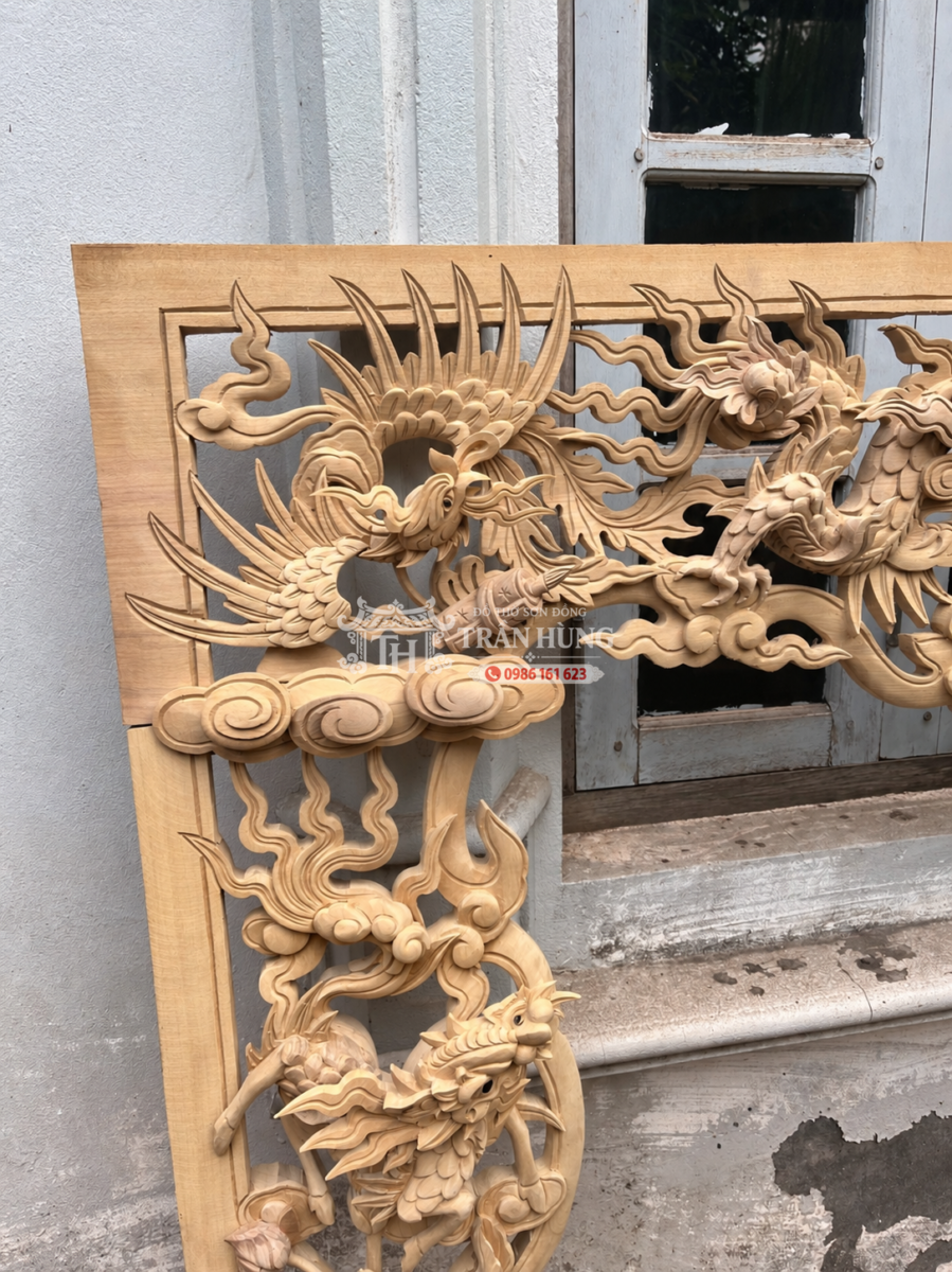Hình tượng Lân được bố trí trên hai đuôi cửa võng