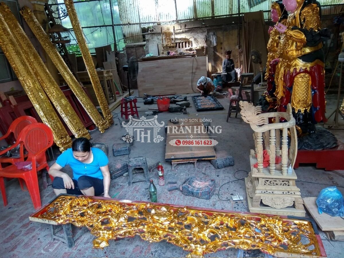 Đằng sau một sản phẩm đồ thờ làm kỹ là rất nhiều giờ lao động thủ công. Mỗi chi tiết chạm, từng góc nhỏ của hoa văn đều được người thợ xử lý tỉ mỉ bằng đôi tay, từ phần mộc cho đến các công đoạn hoàn thiện. Vì vậy, giá thành của một sản phẩm làm kỹ không chỉ nằm ở nguyên vật liệu, mà còn nằm ở thời gian, công sức và sự cẩn thận của người thợ trong từng công đoạn.