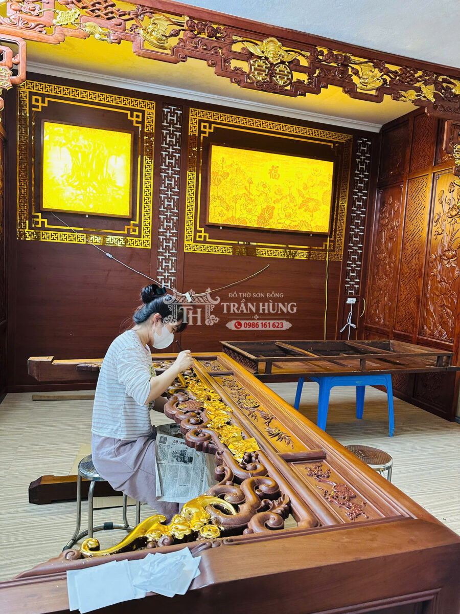 Gian Thờ Phòng Khách Long Biên – Gian Thờ Gỗ Thờ Phật Và Gia Tiên 7 dát vàng đồ thờ tại nhà. Thếp vàng điểm được thực hiện trực tiếp tại công trình trên những chi tiết cần tạo điểm nhấn.