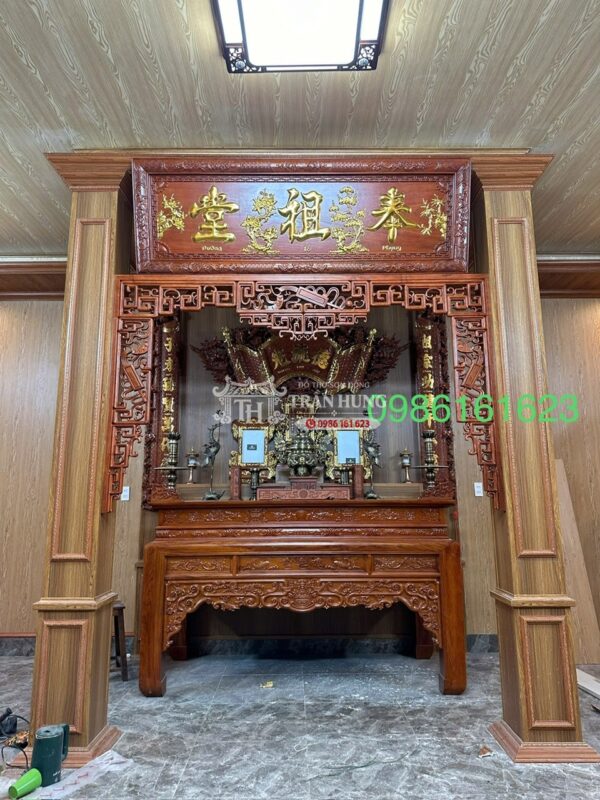 Gian thờ biệt thự Hoàng Mai Hà Nội bằng gỗ Hương với hệ cột, cửa võng và bàn thờ Án gian