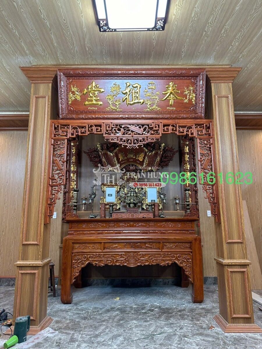 Gian Thờ Biệt Thự Hoàng Mai Hà Nội – Thiết Kế Đơn Giản Bằng Gỗ Hương 1 Gian thờ biệt thự Hoàng Mai Hà Nội bằng gỗ Hương với hệ cột, cửa võng và bàn thờ Án gian