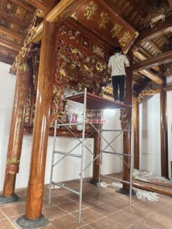 Hạ xà được bổ sung để đưa cửa võng về cao độ phù hợp với gian nhà có mái giữa cao.