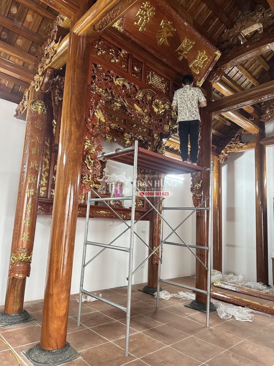 Hạ xà được bổ sung để đưa cửa võng về cao độ phù hợp với gian nhà có mái giữa cao.