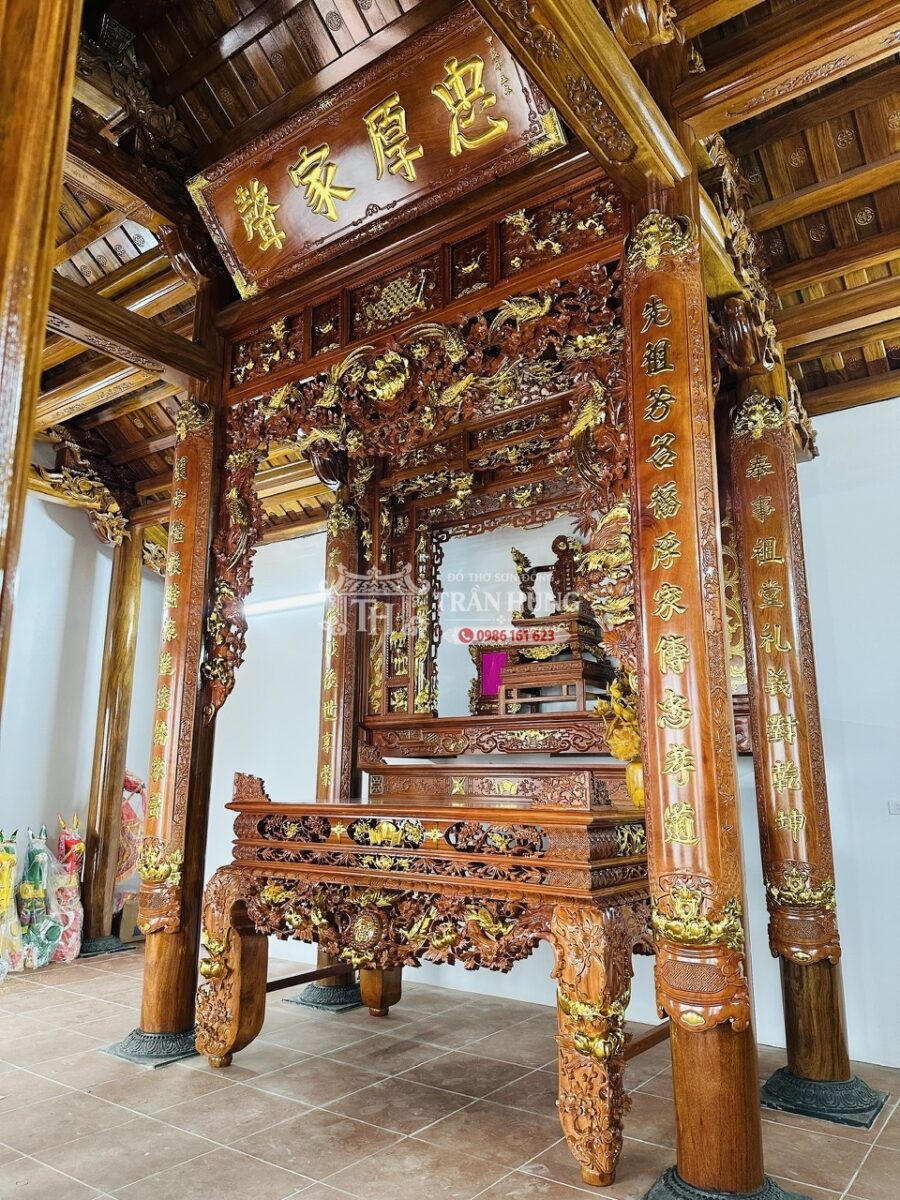 Câu đối máng được tạo hình từ khối gỗ dày, ôm sát thân cột.