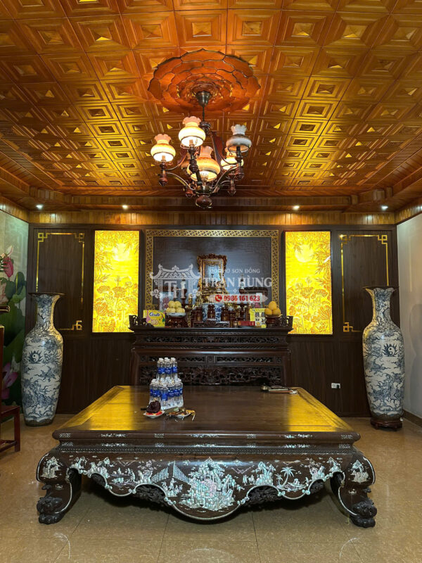 Hệ vách sau khi hoàn thiện được chia thành 5 ô, lấy bàn thờ làm trục trung tâm.