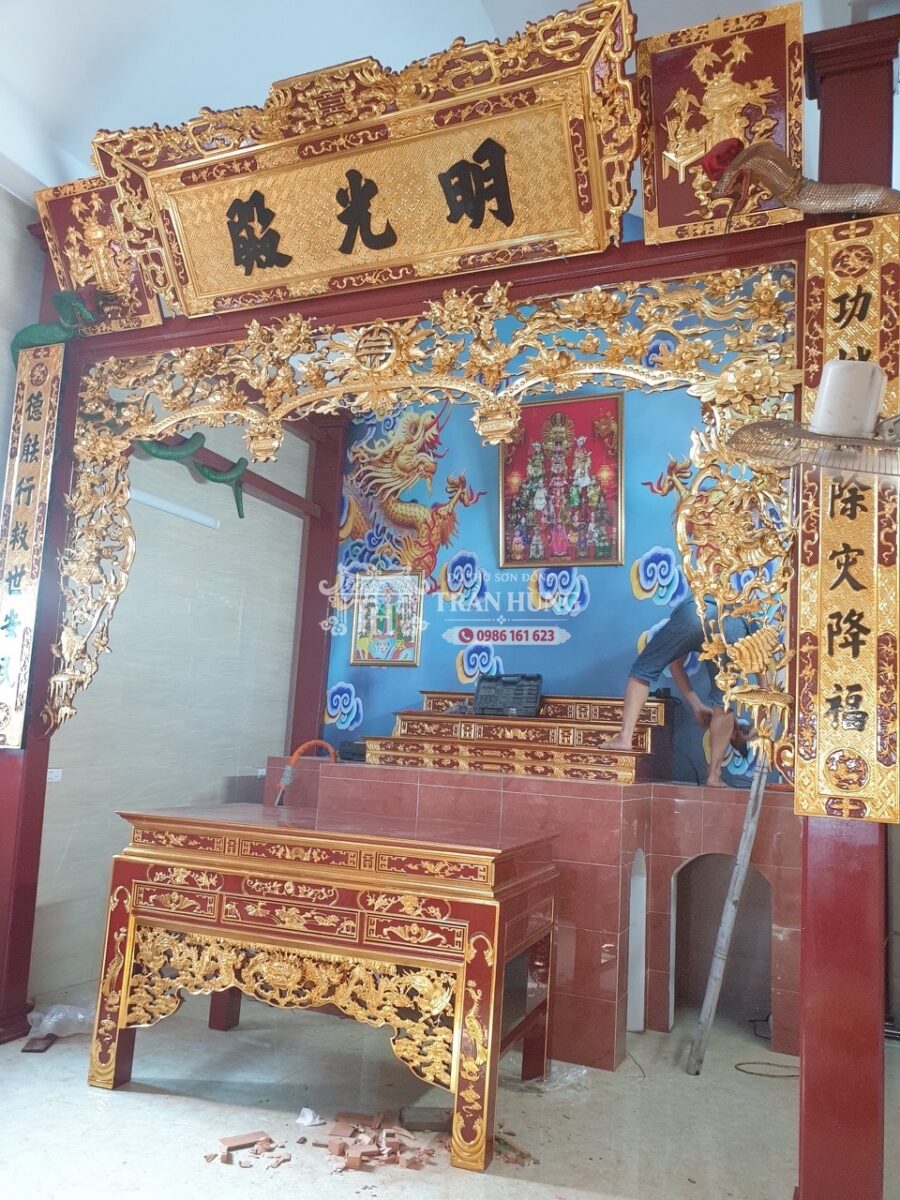 Hoành phi được thu tỷ lệ và kết hợp hai tấm tranh bên cạnh để phù hợp chiều cao phòng thờ.