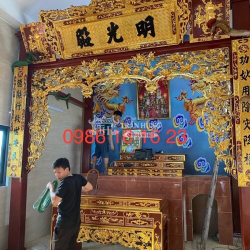 Không gian thờ Tam Phủ Tứ Phủ được hoàn thiện sơn son thếp vàng nổi bật trên nền kiến trúc nhà hiện đại.