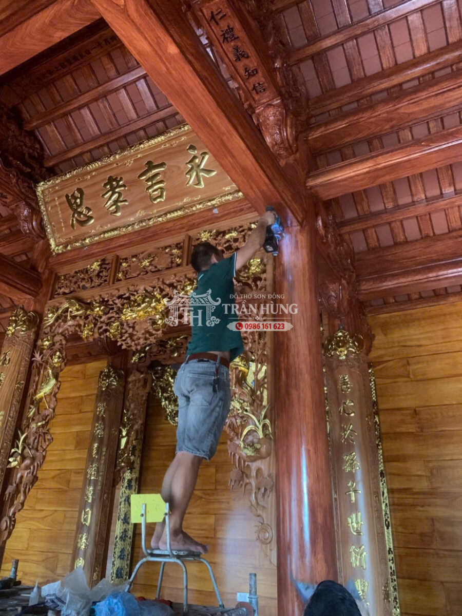 Lắp đặt cửa võng mai điểu trong nhà thờ 3 gian