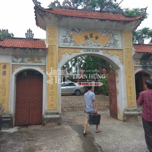 Xưởng Tạc Tượng Phật Bằng Gỗ Sơn Đồng – Nhận Làm Theo Mẫu 4 Nghệ nhân Trần Quang Hùng cùng dân Làng khiêng pho tượng lớn lên chùa
