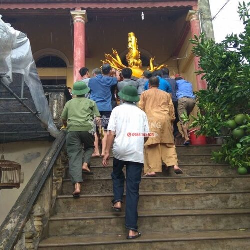 Xưởng Tạc Tượng Phật Bằng Gỗ Sơn Đồng – Nhận Làm Theo Mẫu 5 Nghệ nhân Trần Quang Hùng cùng dân Làng khiêng pho tượng lớn lên chùa