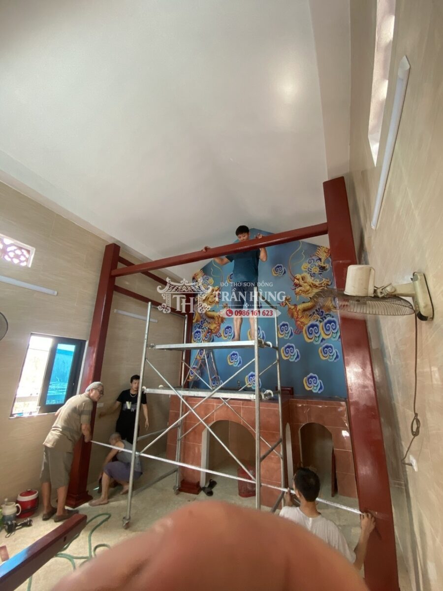 Nghệ nhân Trần Quang Hùng trực tiếp giám sát và chỉ đạo tại công trình