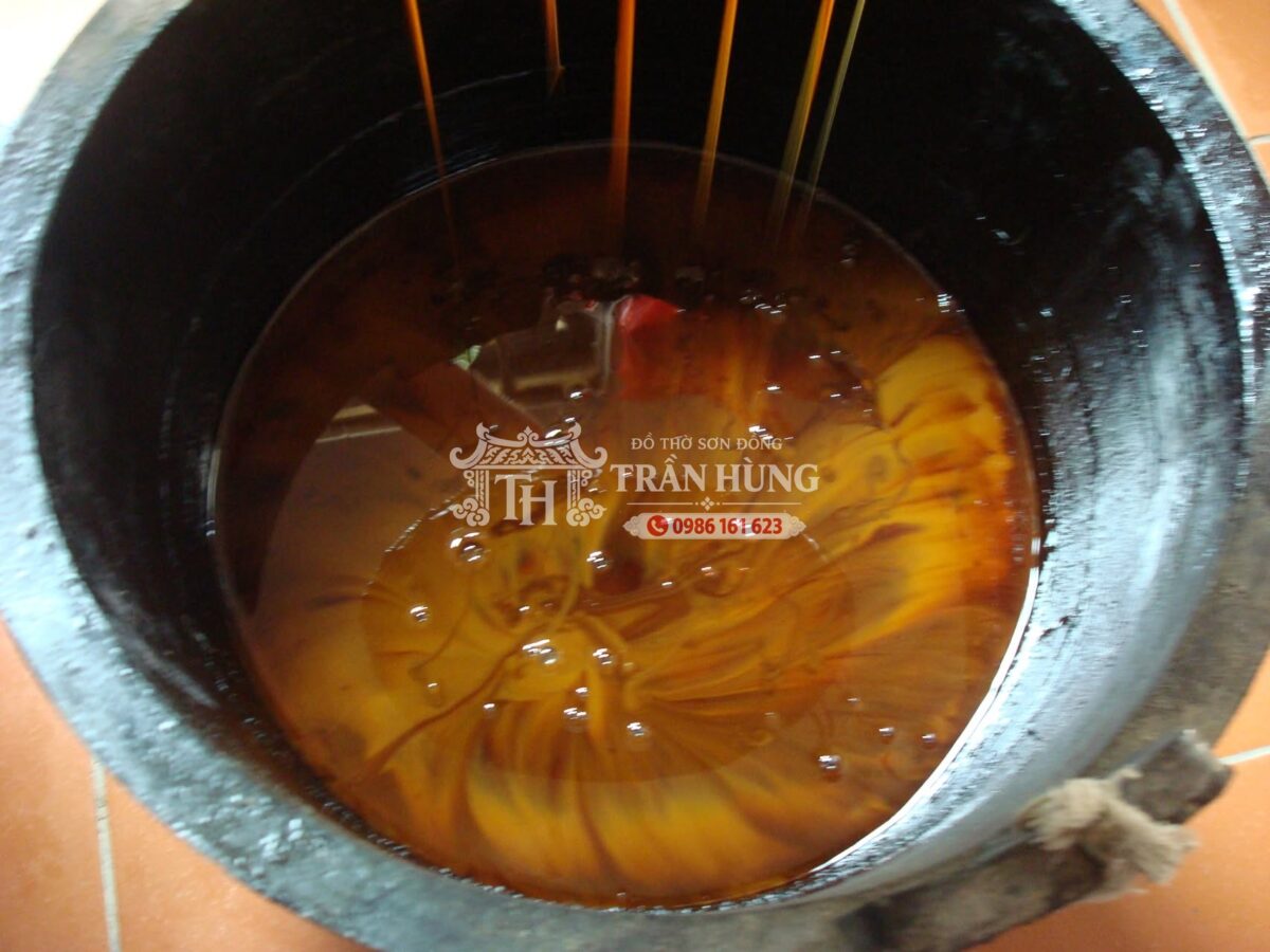 Sơn Ta Là Gì? Từ Nhựa Cây Sơn Đến Sơn Son Thếp Vàng Đồ Thờ 3 sơn ta cần “đánh chín” – một quá trình kéo dài hàng giờ (hoặc cả ngày), đánh liên tục cho đến khi sơn nhuyễn, bóng và đạt độ kết dính chuẩn. Ngày xưa, sơn được đánh trong thúng gỗ