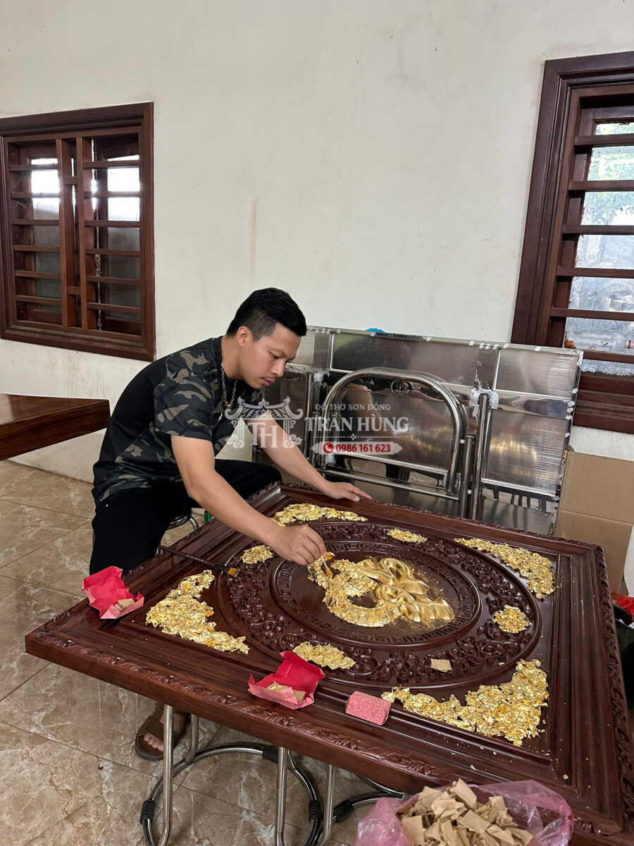 Dát Vàng Và Thếp Vàng Khác Nhau Thế Nào? Hiểu Đúng Về Nghề Thếp Vàng 1 Sơn ta không thể thiếu khi Dát vàng 9999