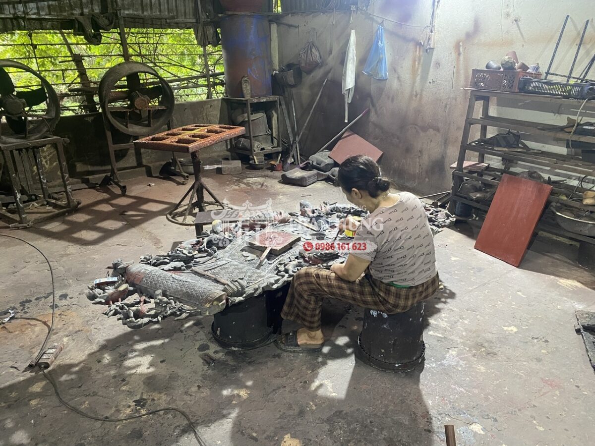 Cuốn Thư Câu Đối Sơn Giả Cổ – Mẫu Gỗ Dổi Mai Điểu, Chữ Thọ 5 Thợ chế tác cuốn thư câu đối sơn giả cổ tại xưởng Sơn Đồng