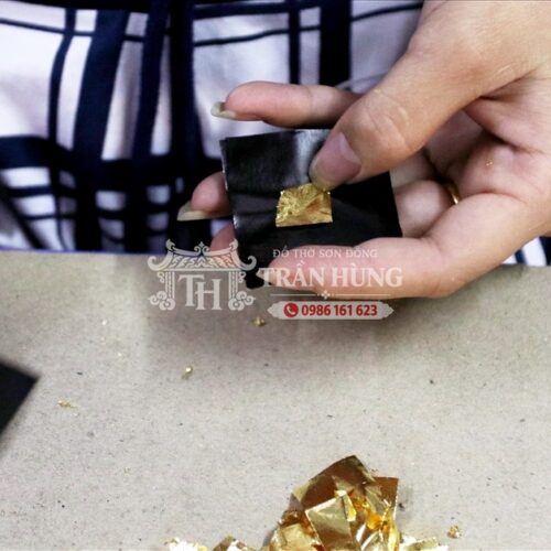 Dát Vàng 24K – Thếp Vàng Ta Cho Đồ Thờ Và Đồ Gỗ 5 Vàng 24k được sử dụng làm nguyên liệu làm vàng lá để dát vàng